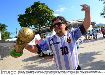 15 06 2014 MEXSPORT ADRIANxMACIAS - Diego Armando Maradona Doppelgänger mit Pokalattrappe xADRIANxMACIASx 
