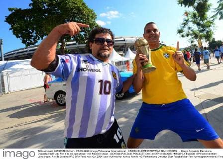 15 06 2014 MEXSPORT ADRIANxMACIAS - Diego Armando Maradona Doppelgänger und Ronaldo Doppelgänger mit Pokalattrappe xADRIANxMACIASx 