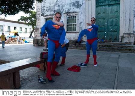(140616) -- SALVADOR DE BAHIA, June 16, 2014 (Xinhua) -- Deutsche Fans verkleidet mit Superman Kostümen in Salvador 2014. (Xinhua AGENCIA ESTADO)(rh) (SP) -WORLD CUP 2014- 