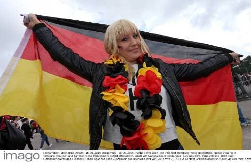 16.06.2014, Fußball-WM 2014, Kia Fan Fest Hamburg Heiligengeistfeld. Public-Viewing in Hamburg. Deutschland Fan mit Fahne 