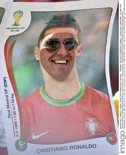FUSSBALL WM 2014 VORRUNDE Gruppe G 16.06.2014 Lustige Idee: Portugal Fans schauen durch ein übergroßes Paninibild mit dem Portrait von Cristiano Ronaldo