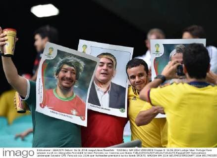 FUSSBALL WM 2014 VORRUNDE Gruppe G 16.06.2014 Lustige Idee: Portugal Fans schauen durch ein übergroßes Paninibild mit dem Portraits von Coentrao und Bueno
