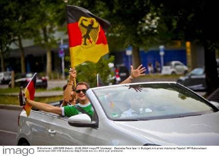 Deutsche Fans feier in Stuttgart mit einem Autokorso