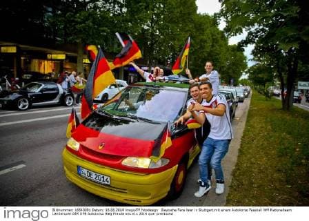 Deutsche Fans feier in Stuttgart mit einem Autokorso