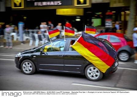 Deutsche Fans feier in Stuttgart mit einem Autokorso