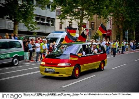 Deutsche Fans feier in Stuttgart mit einem Autokorso