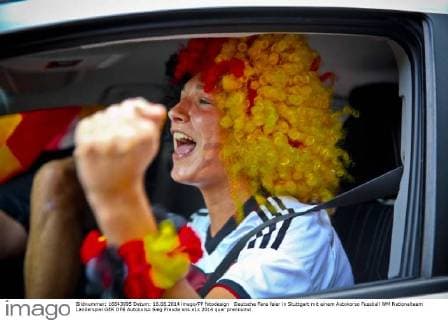 Deutsche Fans feier in Stuttgart mit einem Autokorso