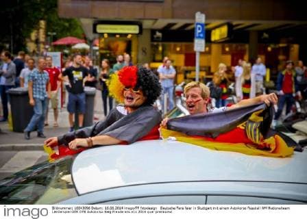 Deutsche Fans feier in Stuttgart mit einem Autokorso
