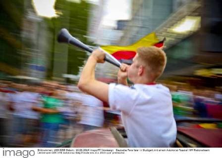Deutsche Fans feier in Stuttgart mit einem Autokorso