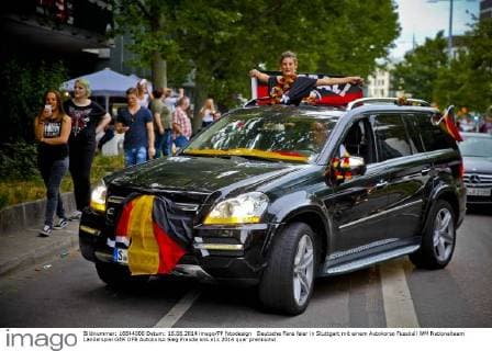 Deutsche Fans feier in Stuttgart mit einem Autokorso