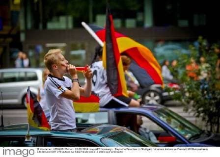 Deutsche Fans feier in Stuttgart mit einem Autokorso