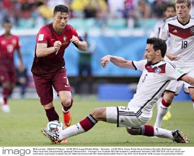 Salvador, 16.06.2014, Arena Fonte Nova Cristiano Ronaldo (Portugal) wird von Mats Hummels (Deutschland) gestoppt Deutschland - Portugal mm