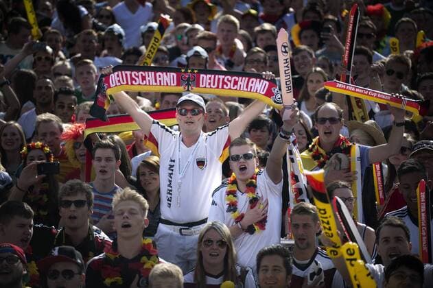 Fanmeile Berlin DEU, Deutschland, Germany, Berlin, 16.06.2014 Mann mit Schal Deutschland beim Singen der Nationalhymne auf der Fan-Meile Berlin anlässlich der FIFA Fussball Weltmeisterschaft 2014. German Fans with Germans Flags at a public screening on the Fan mile Berlin during the FIFA 2014 Soccer World Cup at Strasse des 17. Juni close to the Brandenburger Tor.