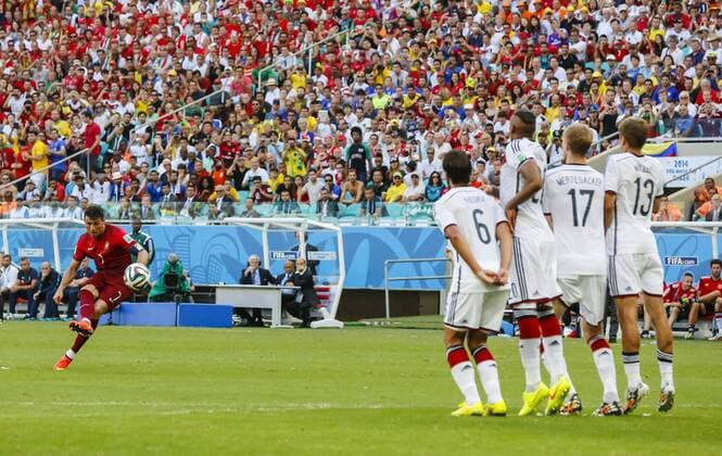 Cristiano RONALDO, Por 7 Freistoss Ritual DEUTSCHLAND - PORTUGAL 4-0 FIFA Fussball WM Weltmeisterschaft am 16.06.2014 in SALVADOR, BRASILIEN, Arena Fonte Nova