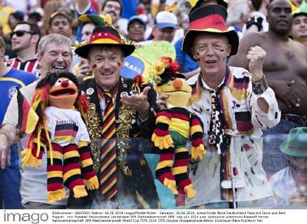 Salvador, 16.06.2014, Arena Fonte Nova Deutschland Fans mit Ernie und Bert Puppen mm