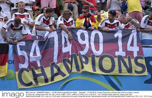 Salvador, 16.06.2014, Arena Fonte Nova Deutschland Fans erinnern an die errungenen Weltmeistertitel aus den jahren 1954, 1974, 1990 und hoffen auch auf 2014 mm