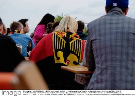 Fußballfans verfolgen das Vorrundenspiel von Deutschland- auf dem DECK 5l anlässlich der FIFA Fußball-Weltmeisterschaft 2014 in Berlin-Prenzlauer Berg Fifa Worldcup - Fußballfans in Berlin