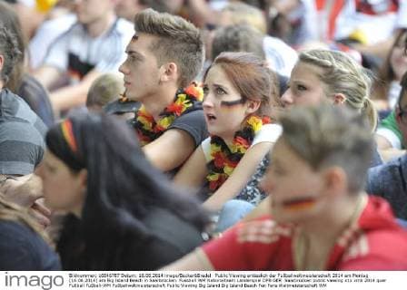 Public Viewing anlässlich der Fußballweltmeisterschaft 2014 am Montag (16.06.2014) am Big Island Beach in Saarbrücken.