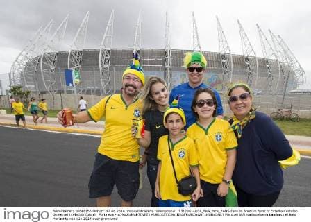 13170614RDI_BRA_MEX_FANS Fans of Brazil in front of Estadio Castelao Governador Placido Castel, Fortaleza - xOMARxMARTINEZx 