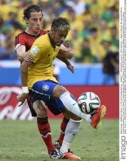 (140617) -- FORTALEZA, June 17, 2014 (Xinhua) -- Brazil s Neymar (R) vies with Mexico s Andres Guardado (L) during a Group A match between Brazil and Mexico of 2014 FIFA World Cup at the Estadio Castelao Stadium in Fortaleza, Brazil, June 17, 2014.(Xinhua Lui Siu Wai)(rh) (SP)BRAZIL-FORTALEZA-WORLD CUP 2014-GROUP A-BRAZIL VS MEXICO 