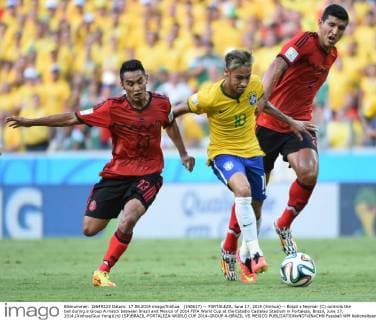 (140617) -- FORTALEZA, June 17, 2014 (Xinhua) -- Brazil s Neymar (C) controls the ball during a Group A match between Brazil and Mexico of 2014 FIFA World Cup at the Estadio Castelao Stadium in Fortaleza, Brazil, June 17, 2014.(Xinhua Guo Yong)(rh) (SP)BRAZIL-FORTALEZA-WORLD CUP 2014-GROUP A-BRAZIL VS MEXICO 