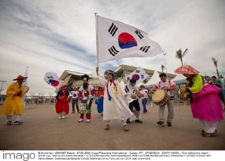 Cuiaba, MT - 17 06 2014: SOUTH KOREA - Fans before the match - World Cup, held at the Arena Pantanal - x(725)xMarceloxMachadoxdexMelox x  (24700)