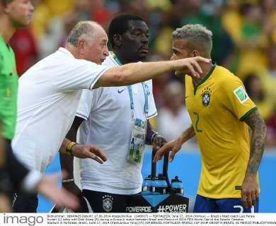 (140617) -- FORTALEZA, June 17, 2014 (Xinhua) -- Brazil s head coach Luiz Felipe Scolari (L) talks with Dani Alves (R) during a Group A match between Brazil and Mexico of 2014 FIFA World Cup at the Estadio Castelao Stadium in Fortaleza, Brazil, June 17, 2014.(Xinhua Guo Yong)(rh) (SP)BRAZIL-FORTALEZA-WORLD CUP 2014-GROUP A-BRAZIL VS MEXICO 