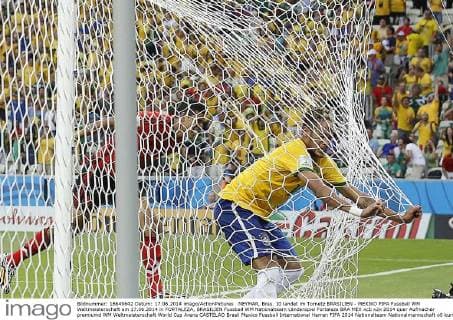 NEYMAR, Bras. 10 landet im Tornetz BRASILIEN - MEXIKO FIFA Fussball WM Weltmeisterschaft am 17.06.2014 in FORTALEZA, BRASILIEN