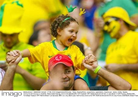 Fans, Fussballfans, supporters, spectators, Zuschauer, Jacke, Kutte, Weste, Fankurve Bemalung im Gesicht, Gesichtsbemalung, Schminke BRASILIEN FIFA Fussball WM Weltmeisterschaft am 17.06.2014 in FORTALEZA, BRASILIEN