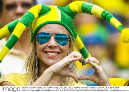 Fans, Fussballfans, supporters, spectators, Zuschauer, Jacke, Kutte, Weste, Fankurve Bemalung im Gesicht, Gesichtsbemalung, Schminke junge hübsche Frau, Maedchen, sexy, aufreizend, Figur, hübsch, lacht, attraktiv, BRASILIEN FIFA Fussball WM Weltmeisterschaft am 17.06.2014 in FORTALEZA, BRASILIEN