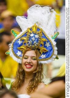 Fans, Fussballfans, supporters, spectators, Zuschauer, Jacke, Kutte, Weste, Fankurve Bemalung im Gesicht, Gesichtsbemalung, Schminke junge hübsche Frau, Maedchen, sexy, aufreizend, Figur, hübsch, lacht, attraktiv, BRASILIEN FIFA Fussball WM Weltmeisterschaft am 17.06.2014 in FORTALEZA, BRASILIEN