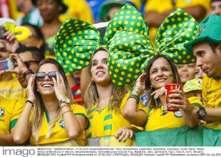 Fans, Fussballfans, supporters, spectators, Zuschauer, Jacke, Kutte, Weste, Fankurve Bemalung im Gesicht, Gesichtsbemalung, Schminke junge hübsche Frau, Maedchen, sexy, aufreizend, Figur, hübsch, lacht, attraktiv, BRASILIEN FIFA Fussball WM Weltmeisterschaft am 17.06.2014 in FORTALEZA, BRASILIEN