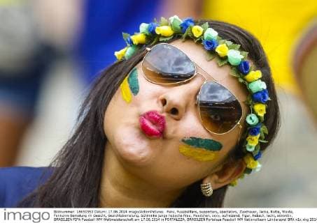 Fans, Fussballfans, supporters, spectators, Zuschauer, Jacke, Kutte, Weste, Fankurve Bemalung im Gesicht, Gesichtsbemalung, Schminke junge hübsche Frau, Maedchen, sexy, aufreizend, Figur, hübsch, lacht, attraktiv, BRASILIEN FIFA Fussball WM Weltmeisterschaft am 17.06.2014 in FORTALEZA, BRASILIEN