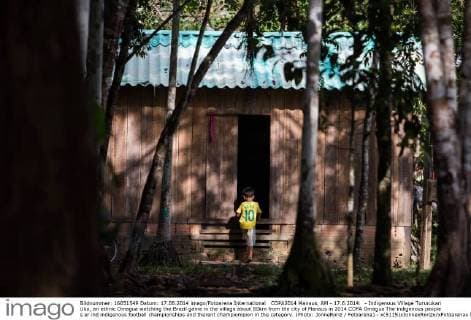 COPA2014 Manaus, AM - 17.6.2014: - Indigenous Village Tururukari Uka, an ethnic Omagua watching the Brazil game in the village about 80km from the city of Manaus in 2014 COPA Omagua The indigenous people s er ind indigenous football championships and therent champiompion in the category. (Photo: JonneRoriz Fotoarena) - x(5115)xJonnexRorizx xFotoarenax 