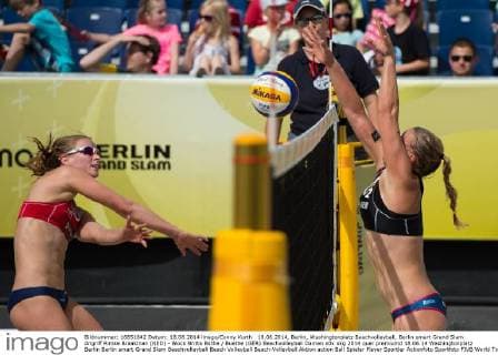 18.06.2014, Berlin, Washingtonplatz Beachvolleyball, Berlin smart Grand Slam Angriff Rimke Braakman (NED) - Block Britta Büthe Buethe (GER)