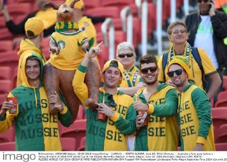 (140618) -- PORTO ALEGRE, June 18, 2014 (Xinhua) -- Australia s fans pose before a Group B match of 2014 FIFA World Cup at the Estadio Beira-Rio Stadium in Porto Alegre, June 18, 2014.(Xinhua Li Ga)(pcy) (SP) PORTO ALEGRE-WORLD CUP 2014-GROUP B-FANS 