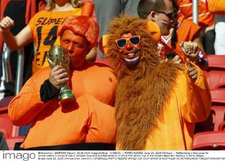 (140618) -- PORTO ALEGRE, June 18, 2014 (Xinhua) -- Netherlands s fans pose for photos before a Group B match between Australia and Netherlands of 2014 FIFA World Cup at the Estadio Beira-Rio Stadium in Porto Alegre, Brazil, June 18, 2014.(Xinhua Chen Jianli)(rh) (SP)BRAZIL-PORTO ALEGRE-WORLD CUP 2014-GROUP B-AUSTRALIA VS NETHERLANDS 