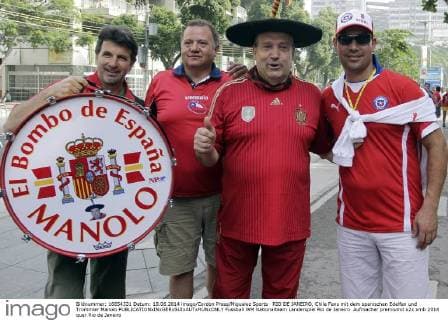 RIO DE JANEIRO, Chile Fans mit dem spanischen Edelfan und Trommler Manolo 