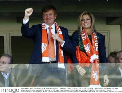 (140618) -- PORTO ALEGRE, June 18, 2014 (Xinhua) -- Netherlands King Willem-Alexander (L) and Queen Maxima applaud their team during a Group B match between Australia and Netherlands of 2014 FIFA World Cup at the Estadio Beira-Rio Stadium in Porto Alegre, Brazil, June 18, 2014.(Xinhua Chen Jianli)(rh) (SP)BRAZIL-PORTO ALEGRE-WORLD CUP 2014-GROUP B-AUSTRALIA VS NETHERLANDS 