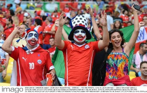 (140618) -- RIO DE JANEIRO, June 18, 2014 (Xinhua) -- Chile s fans cheer before a Group B match of 2014 FIFA World Cup at the Estadio do Maracana Stadium in Rio de Janeiro, June 18, 2014.(Xinhua Wang Yuguo)(rh) (SP) RIO DE JANEIRO-WORLD CUP 2014-GROUP B 