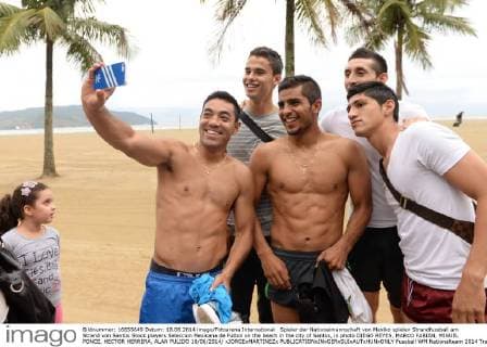 Spieler der Nationalmannschaft von Mexiko spielen Strandfussball am Strand von Santos Stock players Seleccion Mexicana de Futbol on the beach in the city of Santos, in photo DIEGO REYES, MARCO FABIAN, MIGUEL PONCE, HECTOR HERRERA, ALAN PULIDO 18 06 2014 xJORGExMARTINEZx 