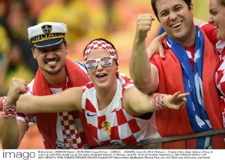 (140618) -- MANAUS, June 18, 2014 (Xinhua) -- Croatia s fans cheer before a Group A match of 2014 FIFA World Cup at the Arena Amazonia Stadium in Manaus, June 18, 2014.(Xinhua Liu Dawei)(pcy) (SP) MANAUS-WORLD CUP 2014-GROUP A-FANS 