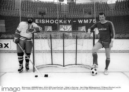 Fußball vs Eishockey - Gerd Müller (BR Deutschland FC Bayern München) und Jiri Holik (CSSR) werben für die Eishockey WM 1975 in München