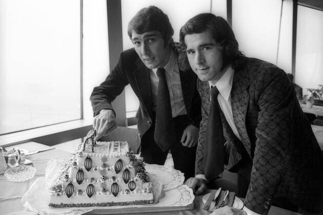 Rudi Assauer (SV Werder Bremen) und Gerd Müller (FC Bayern München, beide BR Deutschland) mit Torte
