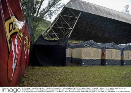 20140619 - RECREIO DOS BANDEIRANTES, BRAZIL: Illustration shows the tents in Recreio Dos Bandeirantes in the village for Devils supporters in Brazil, during the 2014 FIFA World Cup, Thursday 19 June 2014. DIRKxWAEM PUBLICATIONxGERxSUIxAUTxONLY premiumd 1219