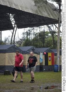 20140619 - RECREIO DOS BANDEIRANTES, BRAZIL: Illustration shows the tents in Recreio Dos Bandeirantes in the village for Devils supporters in Brazil, during the 2014 FIFA World Cup, Thursday 19 June 2014. DIRKxWAEM PUBLICATIONxGERxSUIxAUTxONLY premiumd 1220