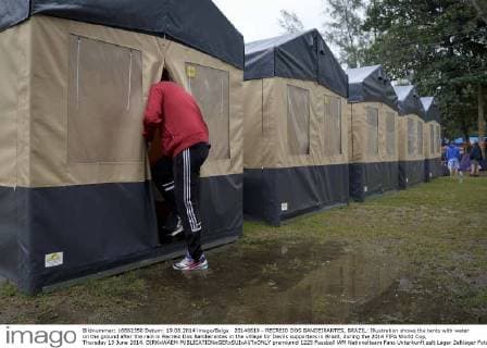 20140619 - RECREIO DOS BANDEIRANTES, BRAZIL: Illustration shows the tents with water on the ground after the rain in Recreio Dos Bandeirantes in the village for Devils supporters in Brazil, during the 2014 FIFA World Cup, Thursday 19 June 2014. DIRKxWAEM PUBLICATIONxGERxSUIxAUTxONLY premiumd 1225
