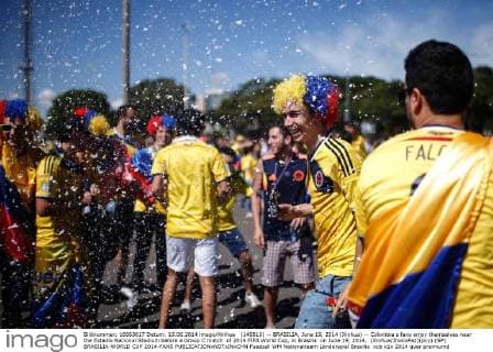 (140619) -- BRASILIA, June 19, 2014 (Xinhua) -- Colombia s fans enjoy themselves near the Estadio Nacional Stadium before a Group C match of 2014 FIFA World Cup, in Brasilia on June 19, 2014. (Xinhua JhonxPaz)(pcy) (SP) BRASILIA-WORLD CUP 2014-FANS 