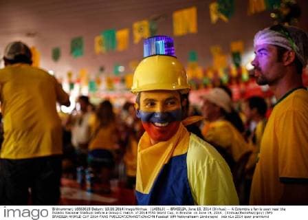(140619) -- BRASILIA, June 19, 2014 (Xinhua) -- A Colombia s fan is seen near the Estadio Nacional Stadium before a Group C match of 2014 FIFA World Cup, in Brasilia on June 19, 2014. (Xinhua JhonxPaz)(pcy) (SP) BRASILIA-WORLD CUP 2014-FANS 
