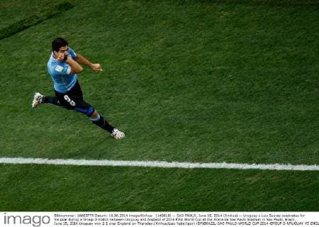 (140619) -- SAO PAULO, June 19, 2014 (Xinhua) -- Uruguay s Luis Suarez celebrates for his goal during a Group D match between Uruguay and England of 2014 FIFA World Cup at the Arena de Sao Paulo Stadium in Sao Paulo, Brazil, June 19, 2014.Uruguay won 2-1 over England on Thursday.(Xinhua Liao Yujie)(pcy) (SP)BRAZIL-SAO PAULO-WORLD CUP 2014-GROUP D-URUGUAY VS ENGLAND 